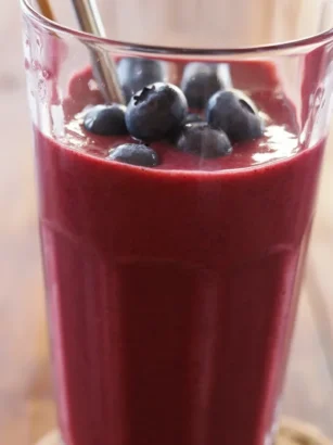Delicious Blueberry Kefir Smoothie with fresh blueberries and vanilla kefir